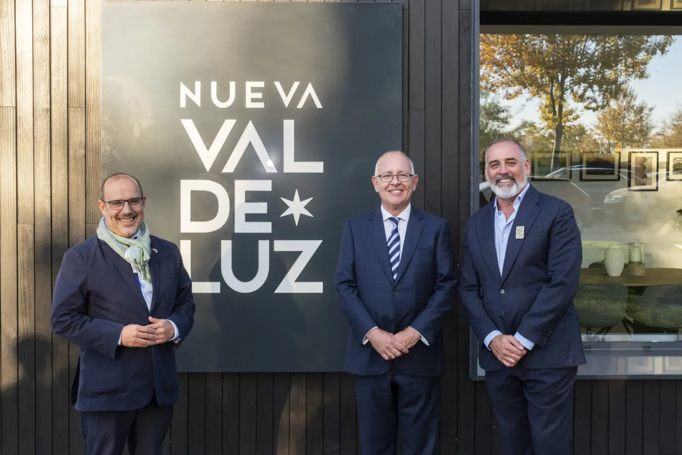 Pablo Bellido, Enrique Quintana y Juan José Cercadillo en la inauguración de la oficina comercial de Nueva Valdeluz.